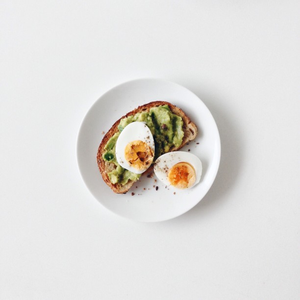 healthy-breakfast-with-avocado-wholewheat-toast-and-hard-boiled-egg